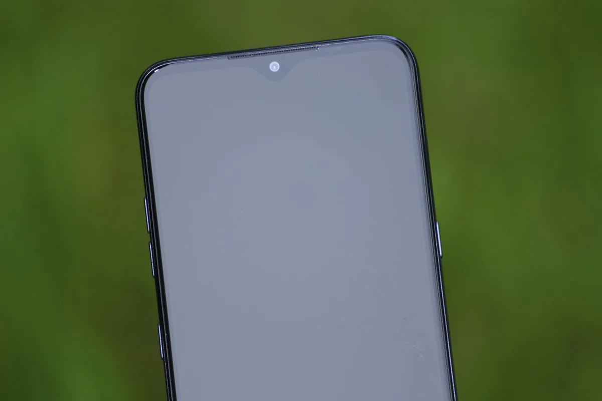 ekran smartfona na zielonym tle — Motorola Moto G30 a zakres naszego serwisu — czym zajmujemy się zamiast