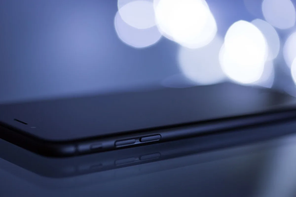 smartfon na tle rozmytych świateł bokeh — Motorola Moto G32 poza naszym warsztatem — gdzie szukać pomocy