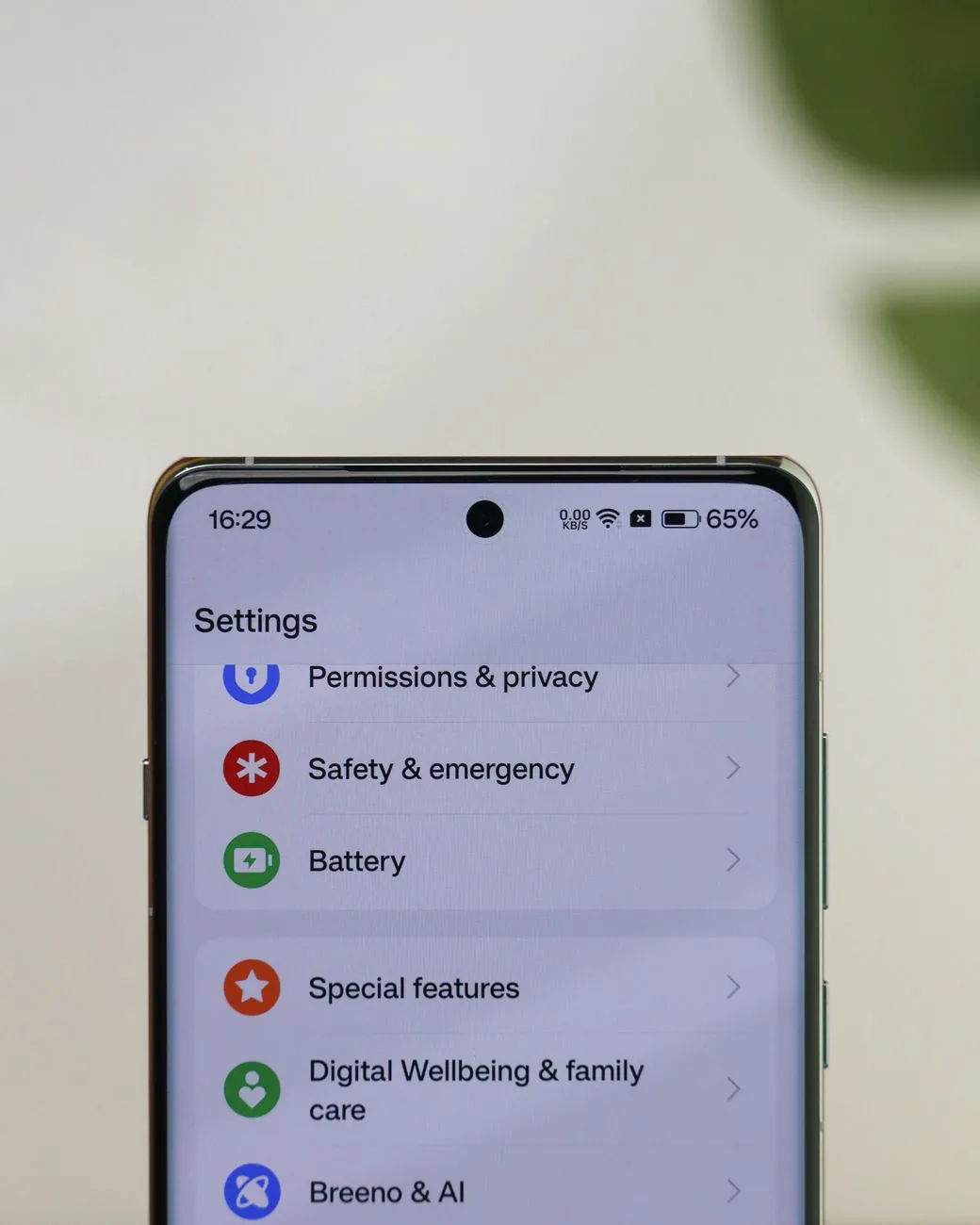 ekran smartfona z widocznym menu ustawień — Motorola Moto G35 w zgłoszeniu — jak odpowiadamy i co radzimy