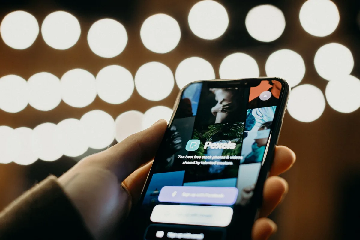 smartfon z interfejsem aplikacji na tle bokeh — Motorola Moto G62 a zakres naszego serwisu — czym zajmujemy się zamiast