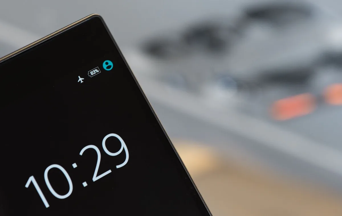smartfon z wyświetloną godziną na rozmytym tle — Motorola Moto G7 a zakres naszego serwisu — czym zajmujemy się zamiast