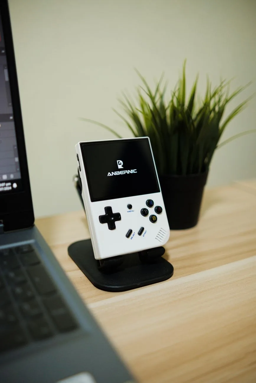 przenośna konsola na biurku obok laptopa i rośliny — MSI Claw 7 AI+ w zgłoszeniu — jak odpowiadamy i co radzimy