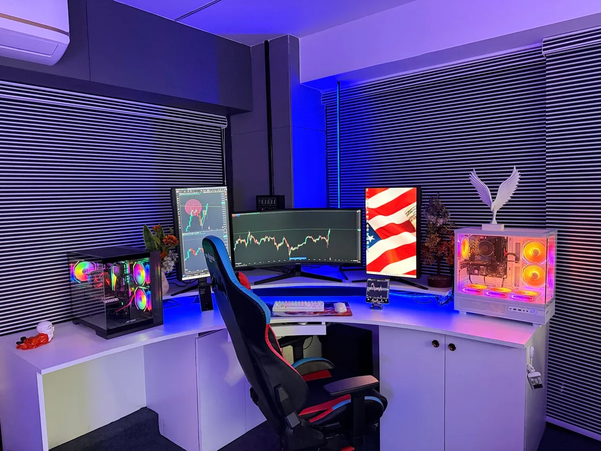 trzy monitory dla graczy i fotel gamingowy z podświetleniem RGB — MSI G2412 poza naszym warsztatem — gdzie szukać pomocy