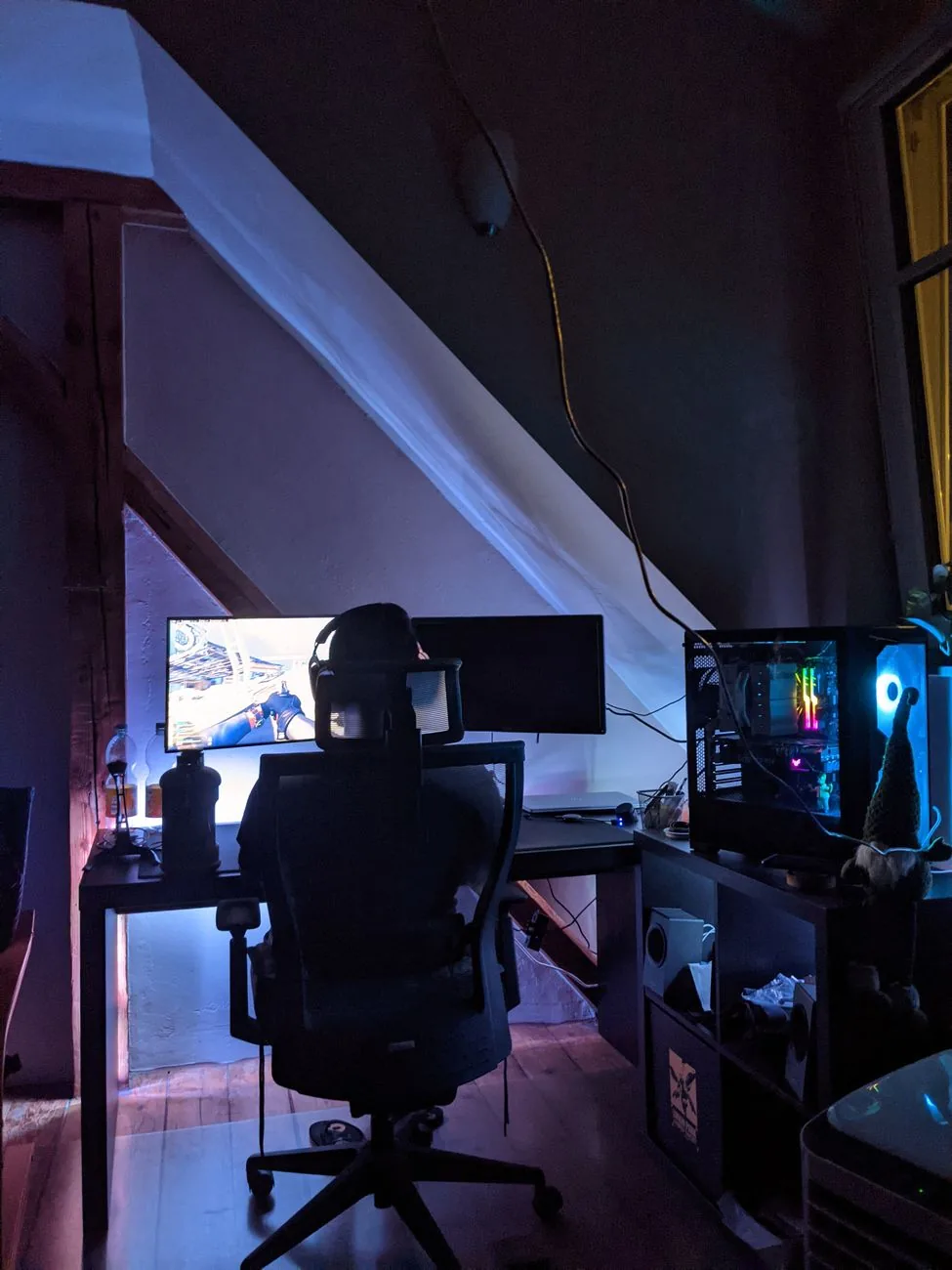 monitor dla graczy i komputer w przyciemnionym pokoju — MSI G274QPF w zgłoszeniu — jak odpowiadamy i co radzimy