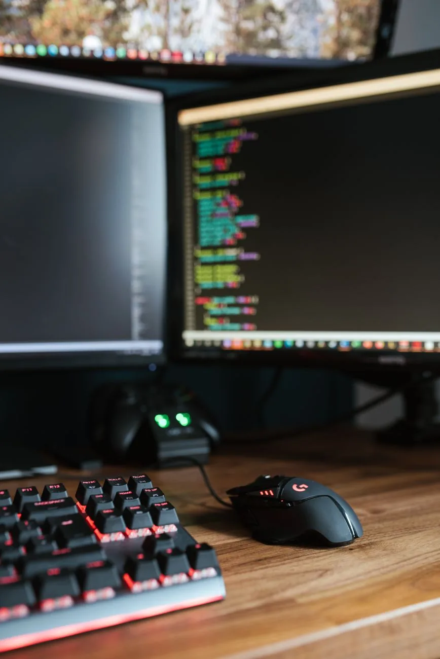 monitory dla graczy z kodem programistycznym na biurku — MSI MAG 27C6X a zakres naszego serwisu — czym zajmujemy się zamiast