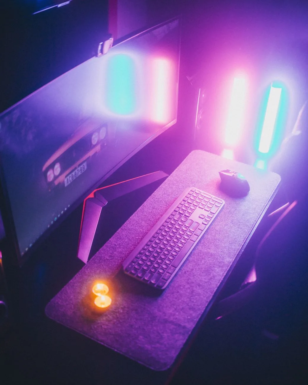 dwa monitory dla graczy i klawiatura w neonowym oświetleniu — MSI Optix G27C4 a zakres naszego serwisu — czym zajmujemy się zamiast
