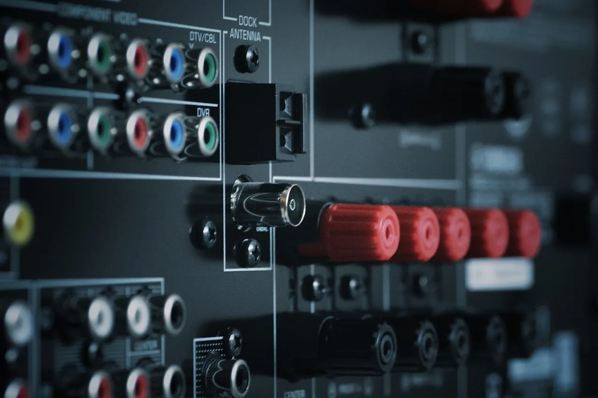 złącza i przewody na tylnym panelu wzmacniacza stereo — Musical Fidelity M2si poza naszym warsztatem — gdzie szukać pomocy