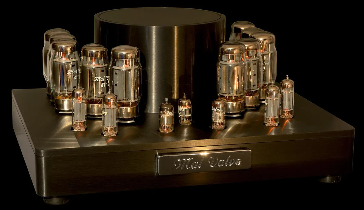 lampowy wzmacniacz audio na ciemnym tle — Musical Fidelity M6si w zgłoszeniu — jak odpowiadamy i co radzimy