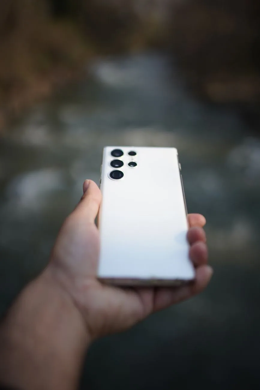 dłoń trzymająca biały telefon komórkowy na rozmytym tle — myPhone Hammer Construction w zgłoszeniu — jak odpowiadamy i co radzimy
