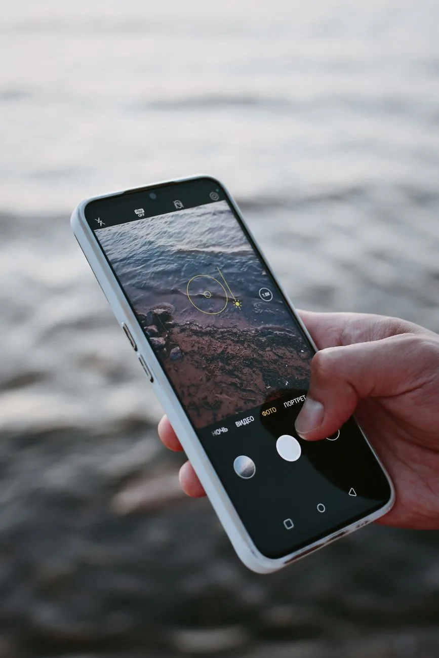telefon komórkowy rejestrujący fale morskie na plaży — myPhone Hammer Explorer a zakres naszego serwisu — czym zajmujemy się zamiast