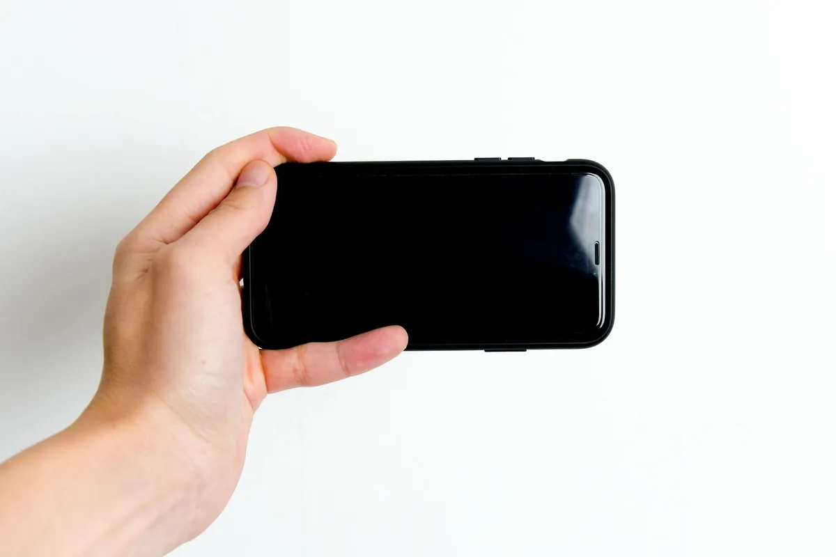 dłoń trzymająca telefon komórkowy z czarnym ekranem — myPhone Hammer Iron 4 — czego przy tym sprzęcie nie zrobimy
