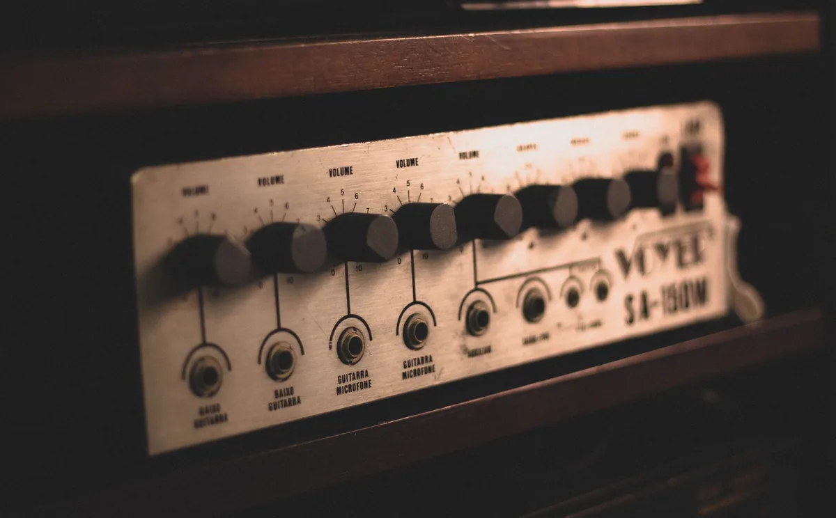 wzmacniacz audio z metalowym panelem w drewnianej szafce — NAD C 316BEE w zgłoszeniu — jak odpowiadamy i co radzimy
