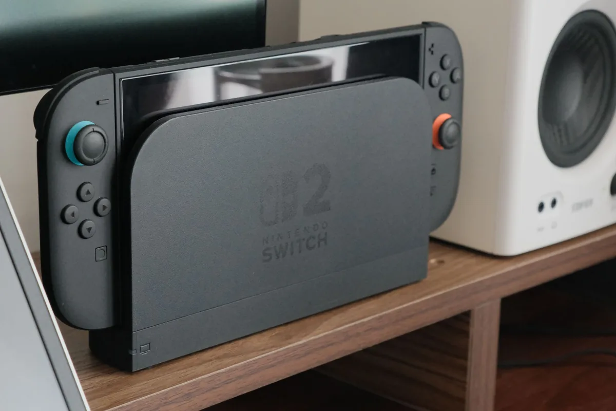 konsola Nintendo w stacji dokującej obok głośników i monitora — Nintendo 64 w zgłoszeniu — jak odpowiadamy i co radzimy