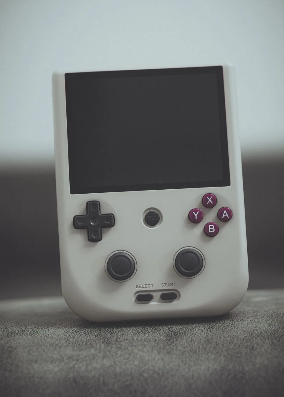 klasyczna przenośna konsola retro z przyciskami — Nintendo Classic Mini NES poza naszym warsztatem — gdzie szukać pomocy