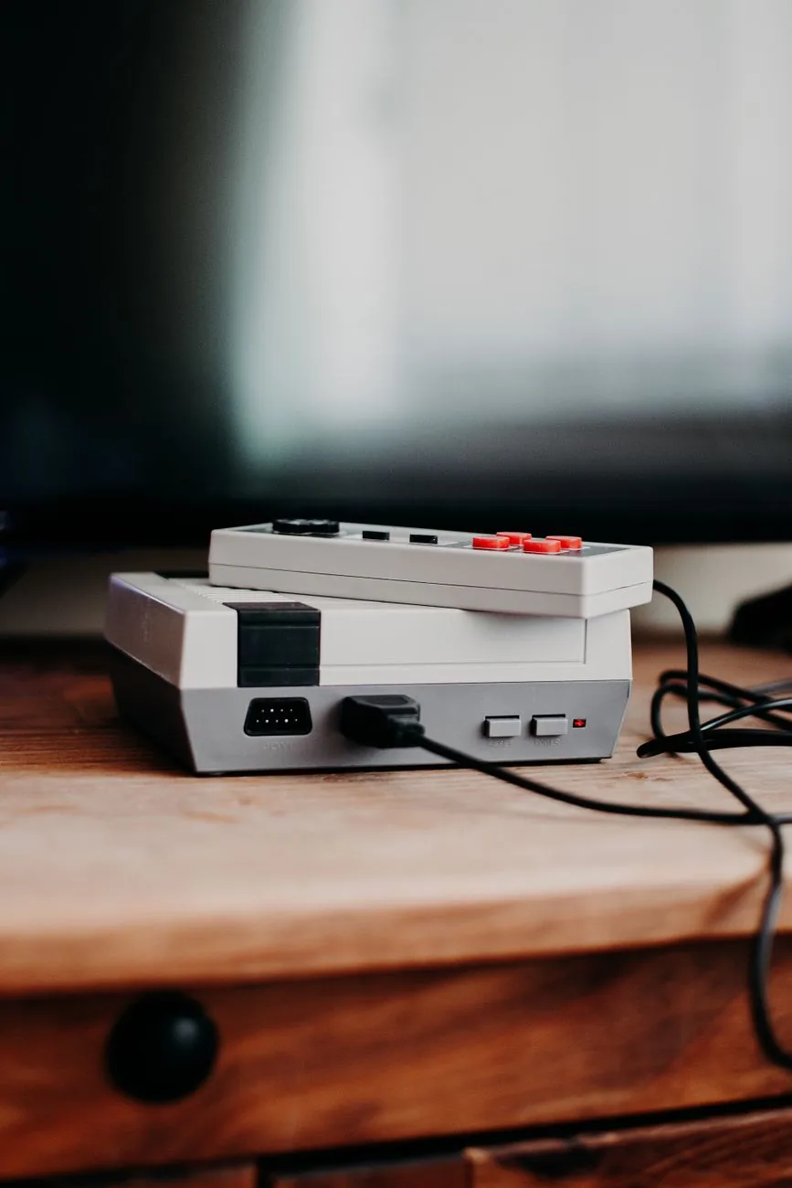 konsola retro z kontrolerem na drewnianym biurku — Nintendo Classic Mini SNES a zakres naszego serwisu — czym zajmujemy się zamiast