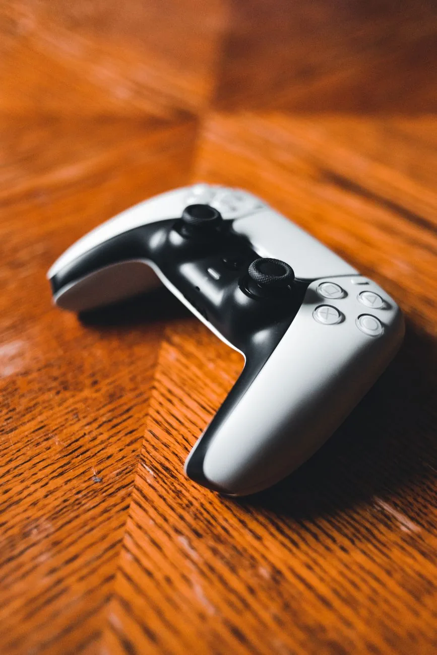 nowoczesny kontroler do gier na drewnianym stole — Nintendo Switch 2 Pro Controller w zgłoszeniu — jak odpowiadamy i co radzimy