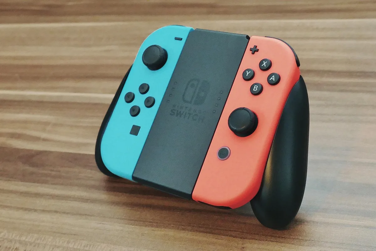 konsola Nintendo Switch z kontrolerami — Nintendo Switch Lite poza naszym warsztatem — gdzie szukać pomocy