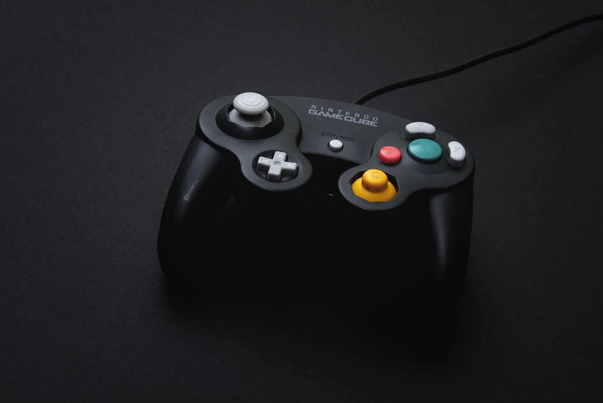 konsola i kontroler Nintendo na gładkim tle — Nintendo Wii Mini poza naszym warsztatem — gdzie szukać pomocy