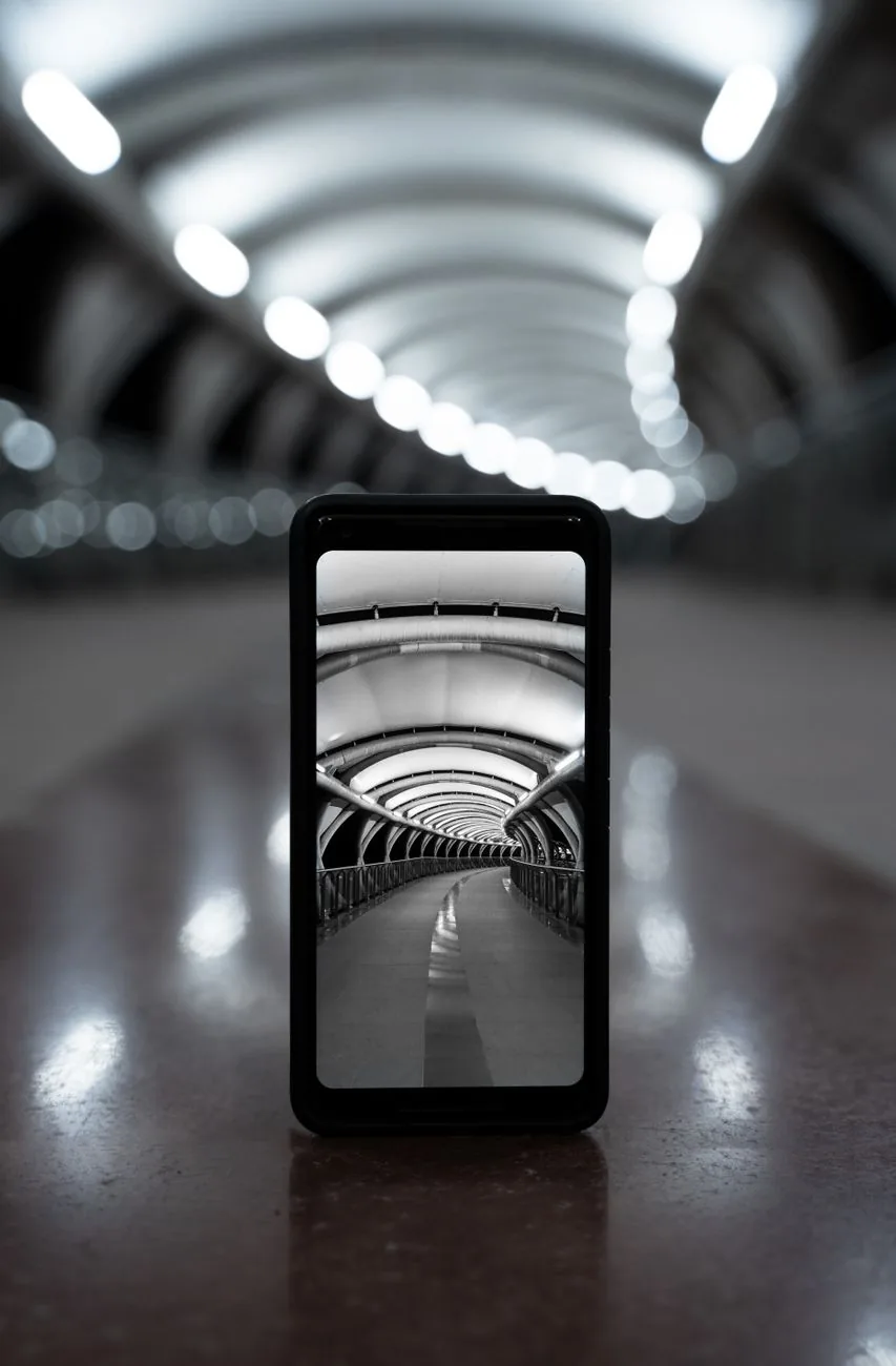smartfon na tle nowoczesnego tunelu z efektem bokeh — Nokia 105 a zakres naszego serwisu — czym zajmujemy się zamiast