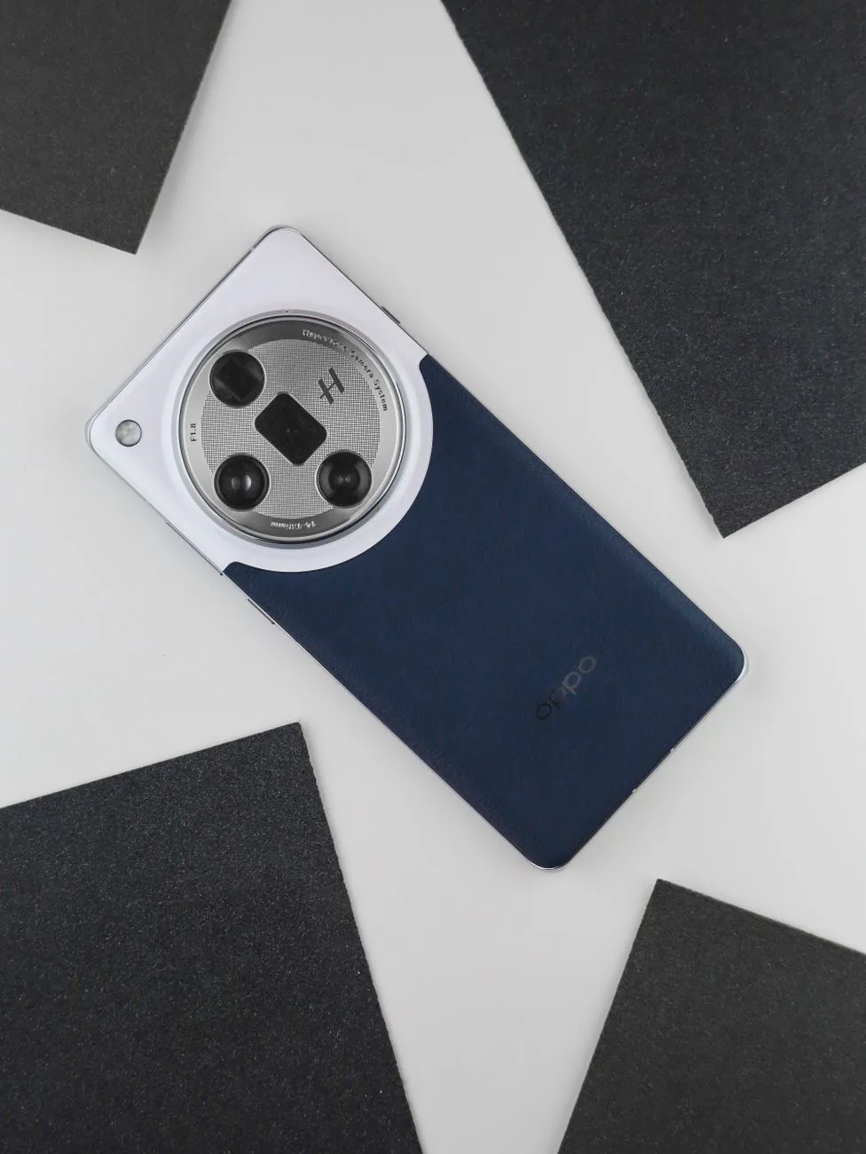 niebieski smartfon na geometrycznym tle z papieru — Nokia 225 4G a zakres naszego serwisu — czym zajmujemy się zamiast