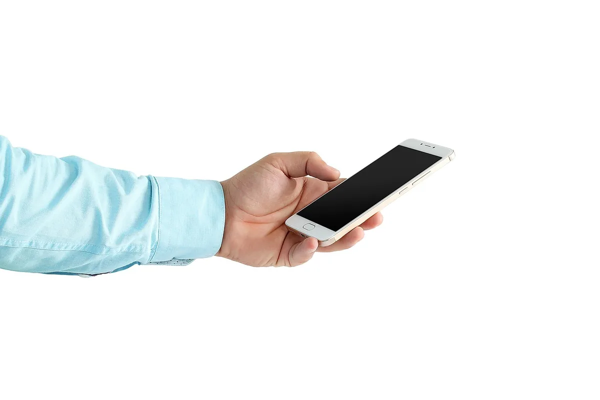 smartfon trzymany w dłoni z włączonym ekranem — Nokia 3.1 poza naszym warsztatem — gdzie szukać pomocy
