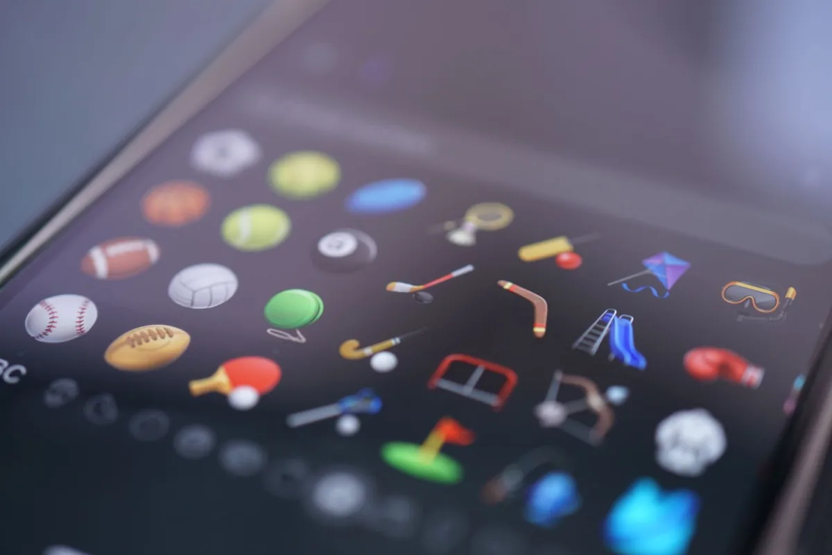 sportowe emotikony wyświetlane na ekranie smartfona — Nokia 5.1 a zakres naszego serwisu — czym zajmujemy się zamiast