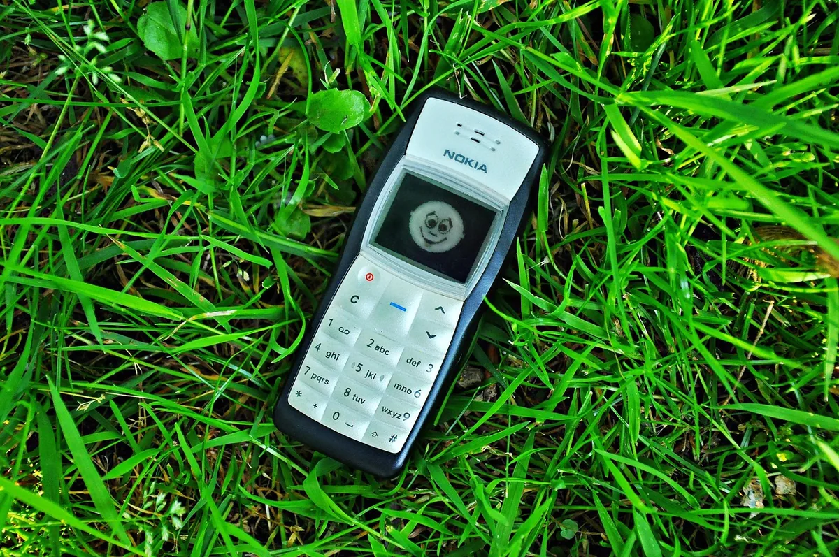 dłoń trzymająca telefon komórkowy Nokia 1100 — Nokia 5.4 w zgłoszeniu — jak odpowiadamy i co radzimy