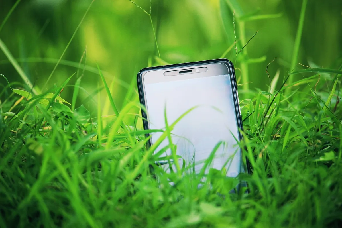 smartfon z włączonym ekranem leżący na trawie — Nokia 6.1 — czego przy tym sprzęcie nie zrobimy
