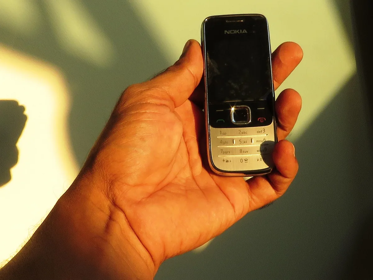 dłoń trzymająca telefon komórkowy Nokia — Nokia 8.3 5G poza naszym warsztatem — gdzie szukać pomocy