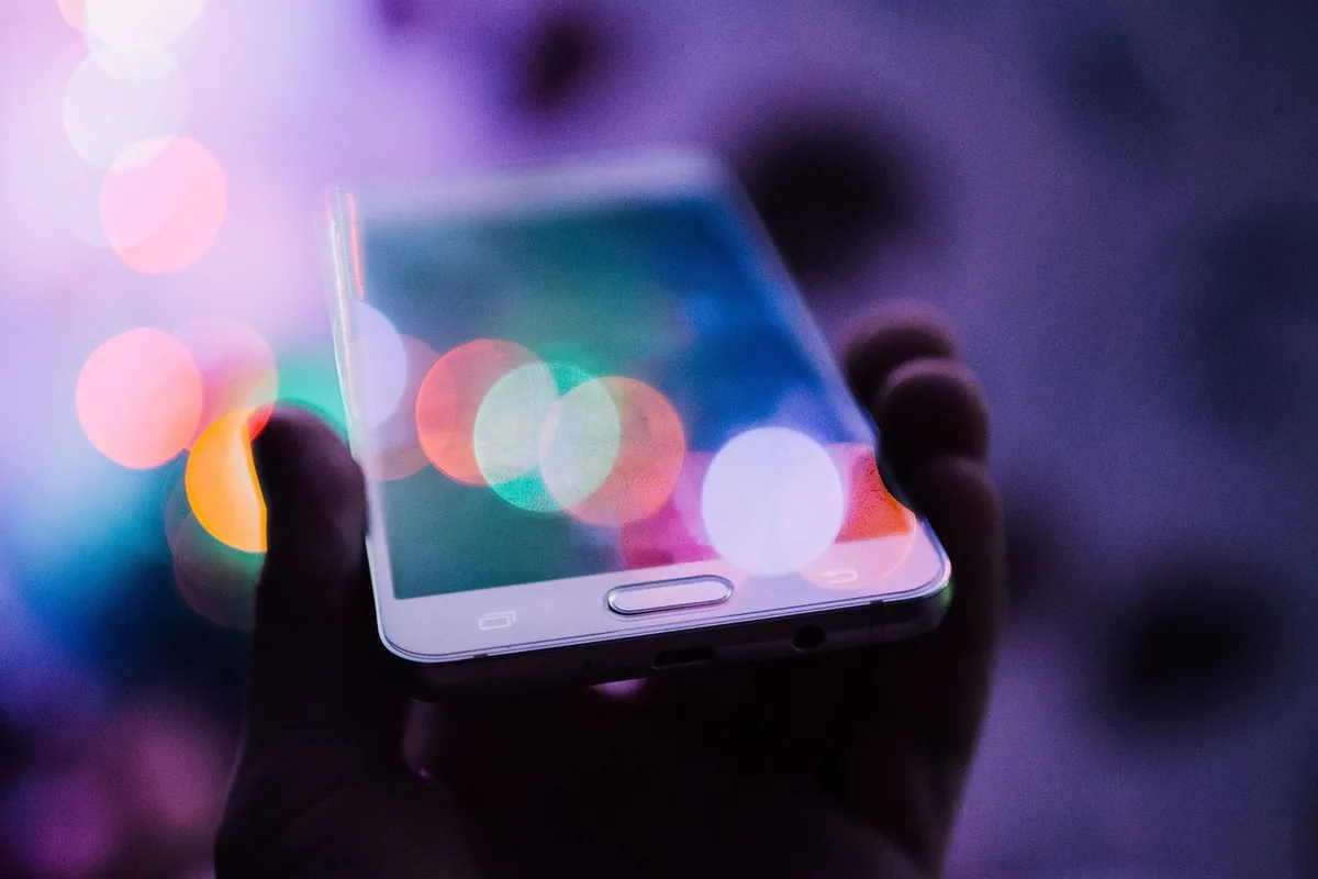 smartfon na tle rozmytych świateł — Nokia G20 a zakres naszego serwisu — czym zajmujemy się zamiast