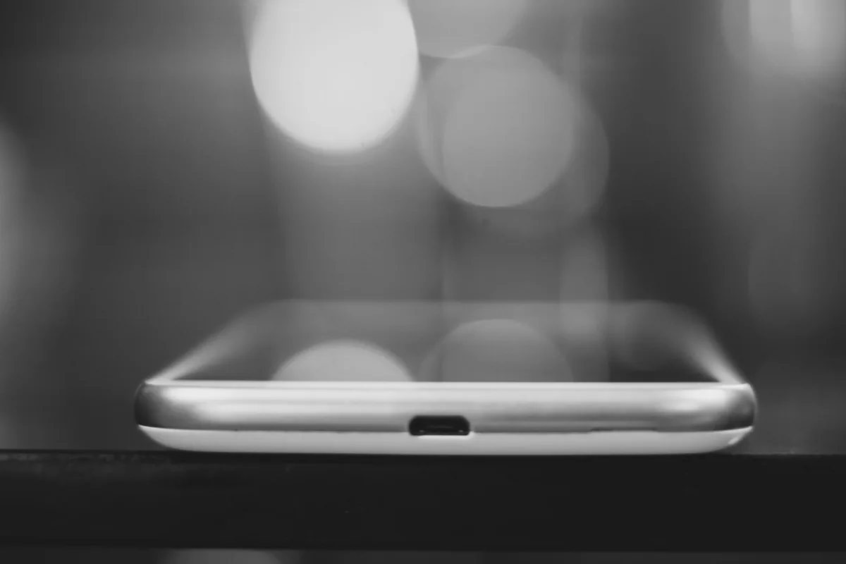 elegancki minimalistyczny smartfon na tle czarno-białego efektu bokeh — Nokia G21 — czego przy tym sprzęcie nie zrobimy