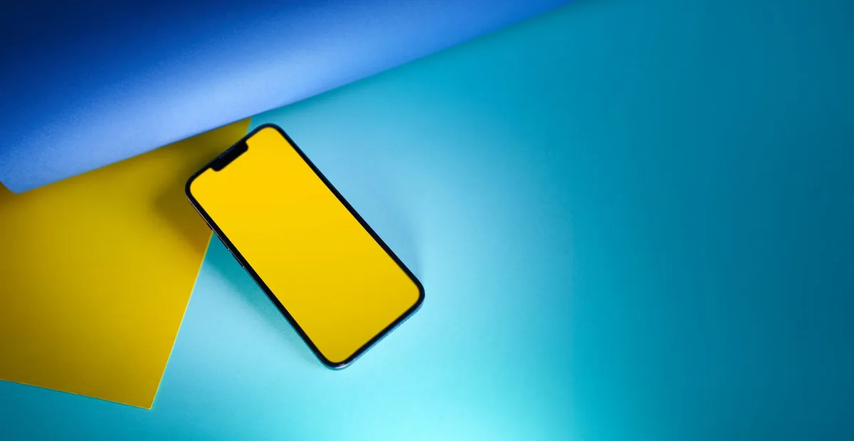 kolorowy telefon komórkowy na żółto-niebieskim tle — nubia Red Magic 8 Pro a zakres naszego serwisu — czym zajmujemy się zamiast