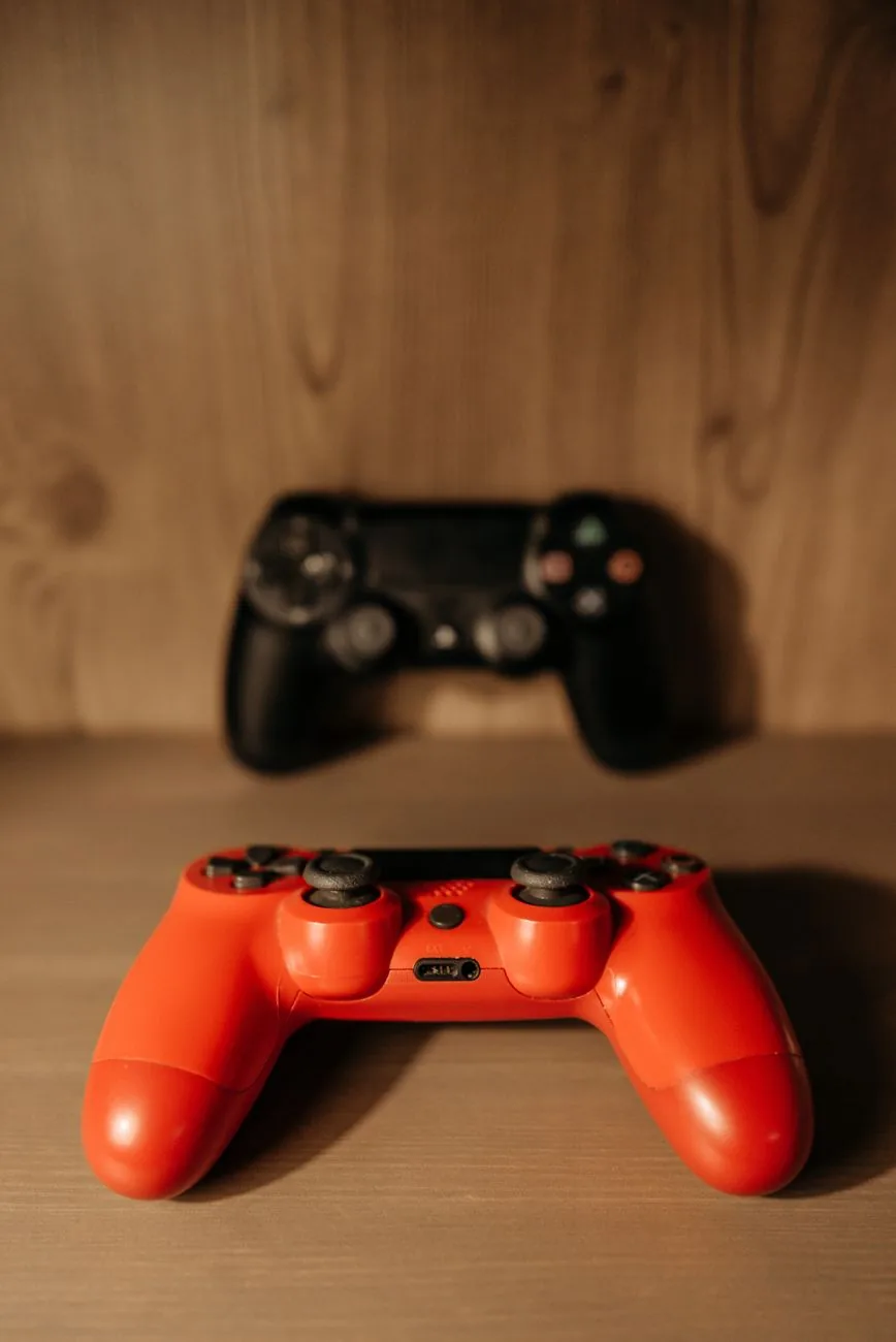 czerwony i czarny kontroler na drewnianym blacie — NVIDIA SHIELD Controller — czego przy tym sprzęcie nie zrobimy