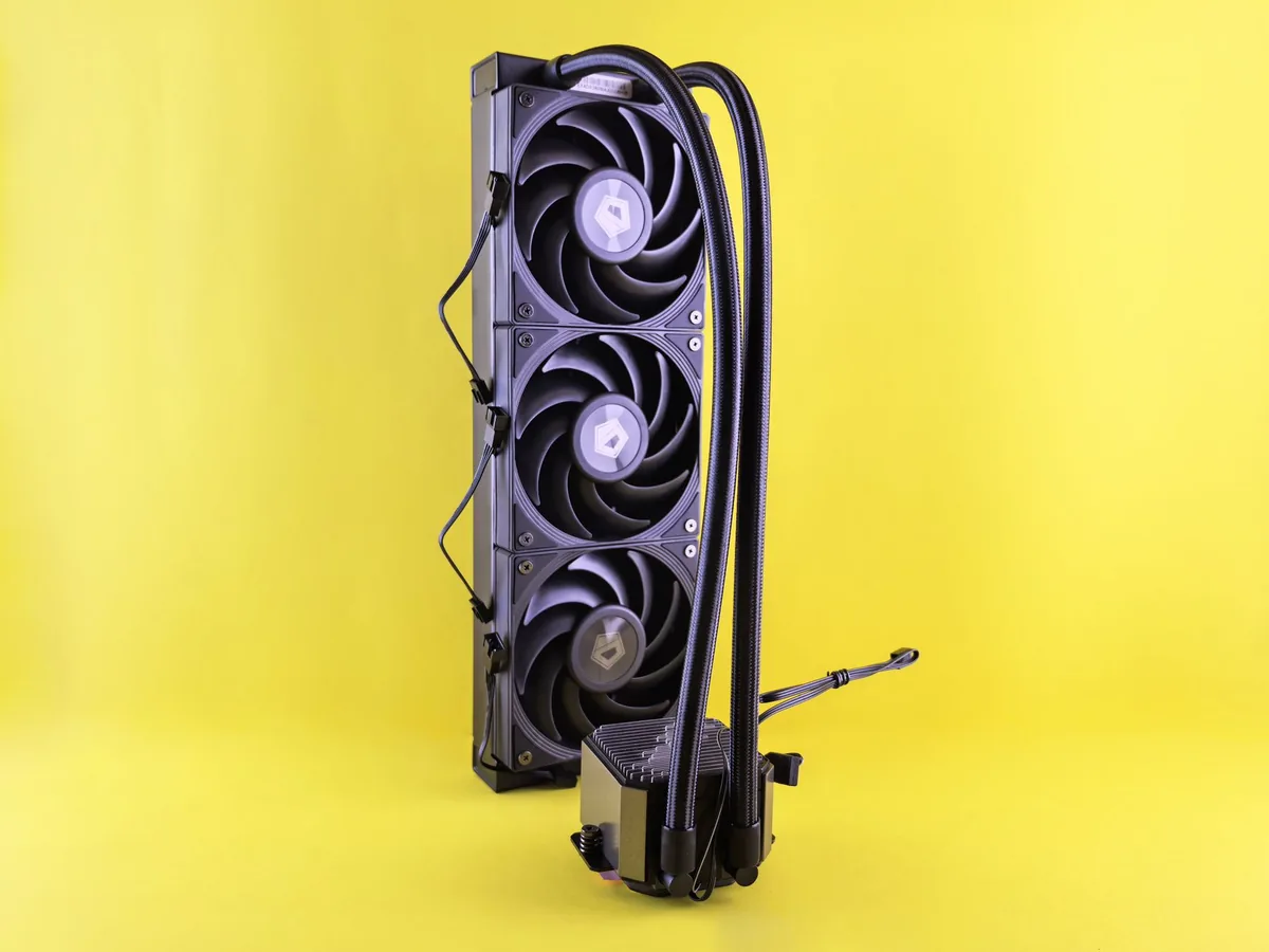 chłodzenie procesora z trzema wentylatorami na żółtym tle — NZXT Kraken 240 — czego przy tym sprzęcie nie zrobimy