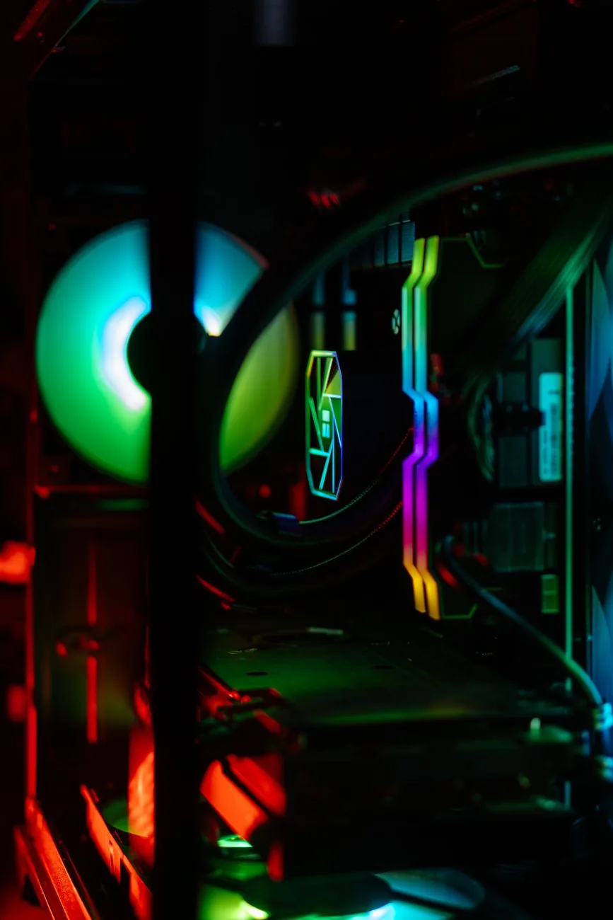 podświetlony komputer gamingowy z chłodzeniem wodnym — NZXT Kraken Elite 360 w zgłoszeniu — jak odpowiadamy i co radzimy