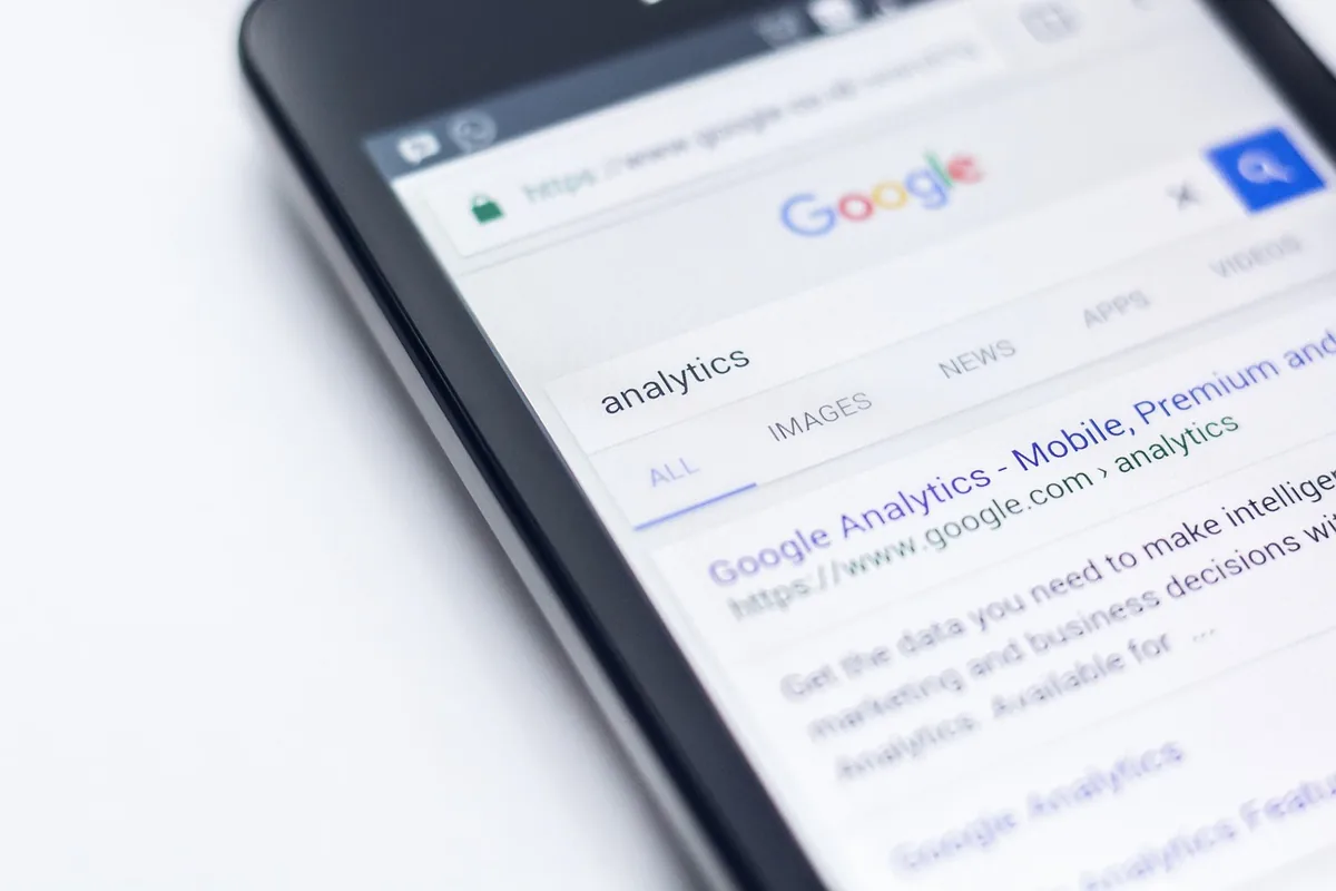 ekran smartfona z wyszukiwarką google — OnePlus 10 Pro — czego przy tym sprzęcie nie zrobimy