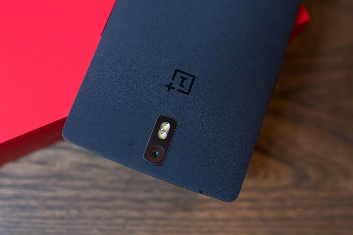 smartfon OnePlus na gładkim tle — OnePlus 6 w zgłoszeniu — jak odpowiadamy i co radzimy