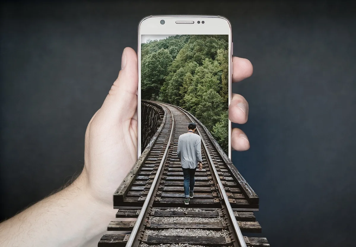 smartfon leżący na torach kolejowych — OnePlus Nord 2 a zakres naszego serwisu — czym zajmujemy się zamiast
