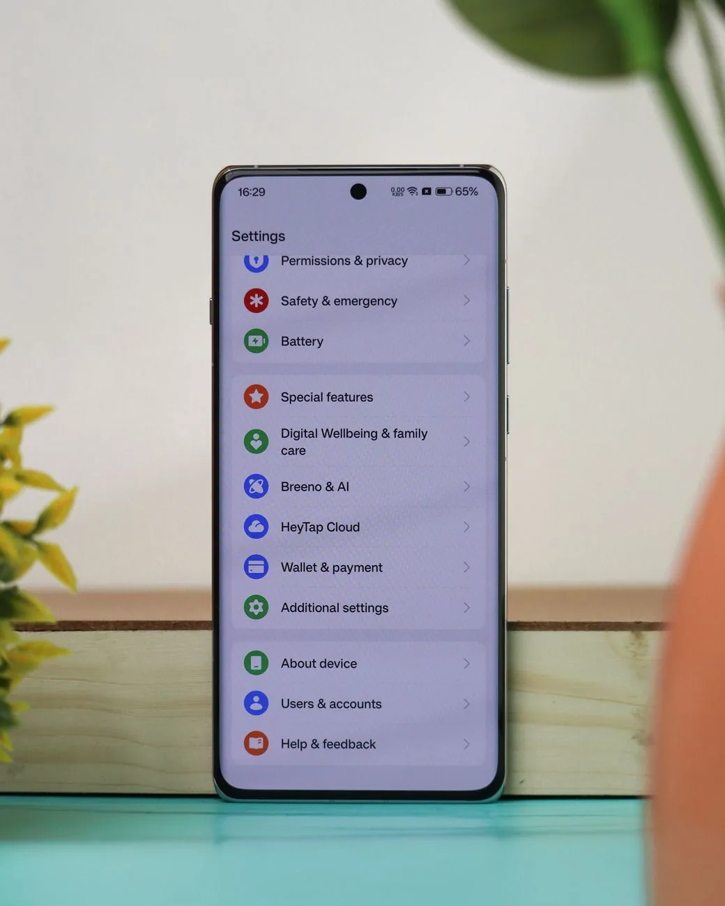 smartfon z menu ustawień na biurku biurowym — OnePlus Nord 4 — czego przy tym sprzęcie nie zrobimy