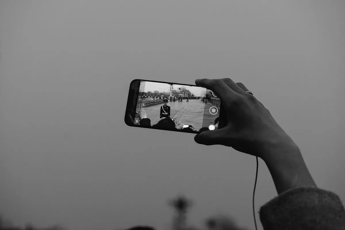 dłoń trzymająca smartfon podczas nagrywania wideo — OnePlus Nord 5 w zgłoszeniu — jak odpowiadamy i co radzimy