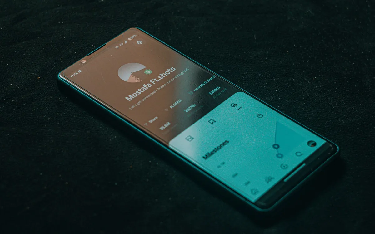 smartfon z włączoną aplikacją leżący na ciemnej powierzchni — OnePlus Nord CE 2 a zakres naszego serwisu — czym zajmujemy się zamiast