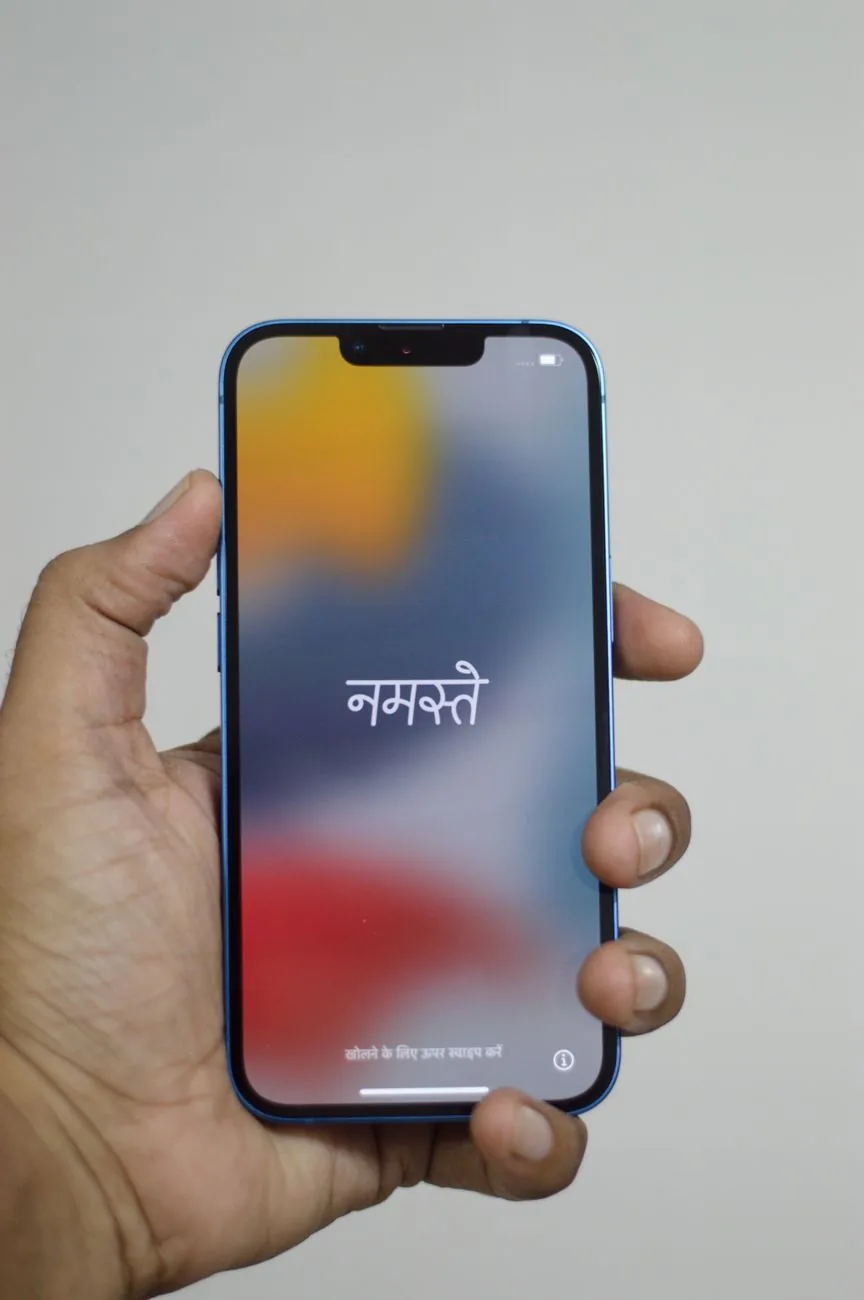 dłoń trzymająca smartfon z tekstem na rozmytym tle — OnePlus Nord N10 — czego przy tym sprzęcie nie zrobimy