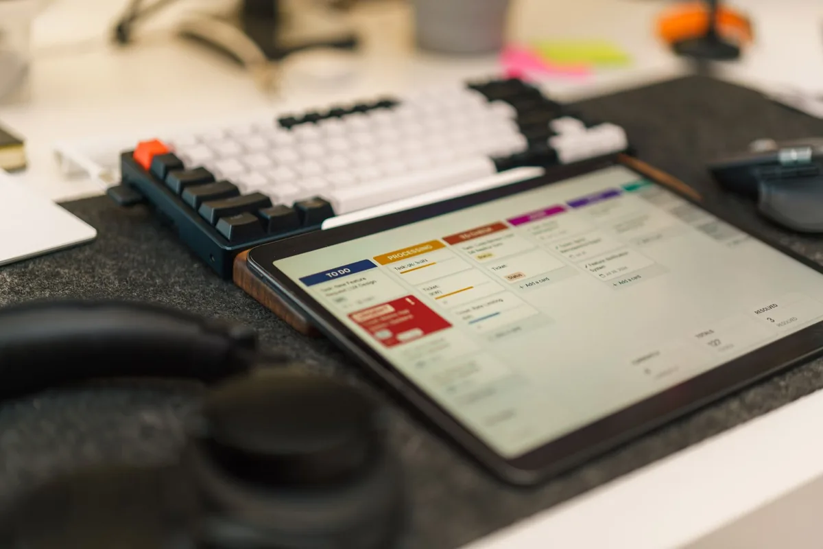 tablet z klawiaturą mechaniczną na biurku — OnePlus Pad poza naszym warsztatem — gdzie szukać pomocy