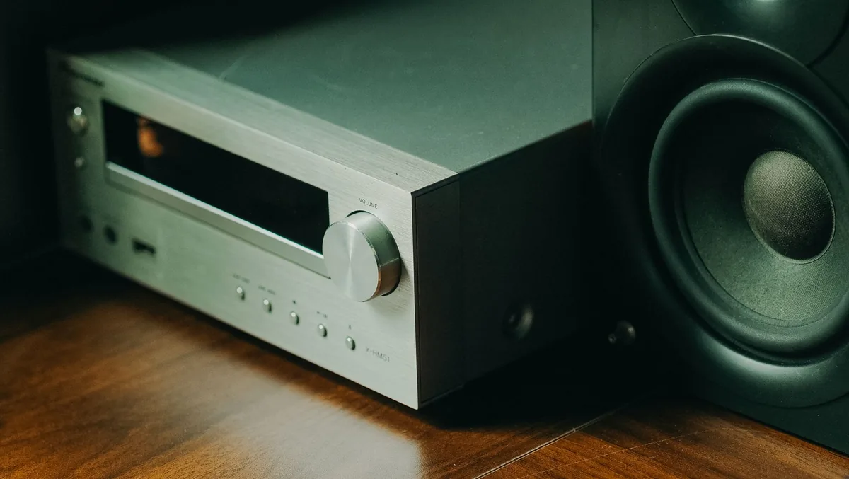 wzmacniacz audio z głośnikiem w stalowej obudowie — Onkyo TX-NR6100 a zakres naszego serwisu — czym zajmujemy się zamiast