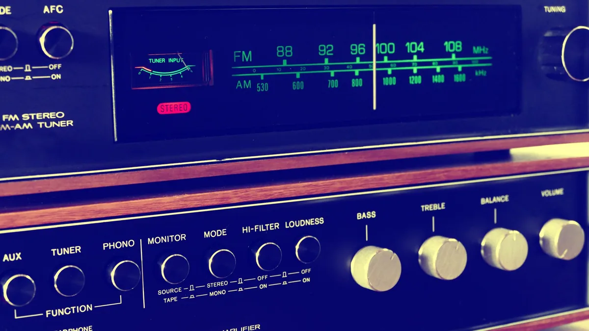 wzmacniacz stereo z drewnianym wykończeniem — Onkyo TX-NR7100 poza naszym warsztatem — gdzie szukać pomocy