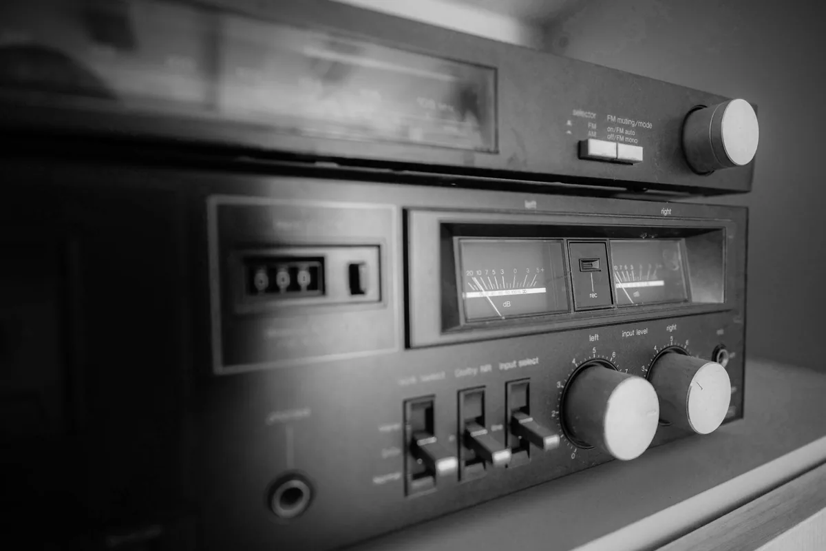 pokrętła i wskaźniki na panelu klasycznego wzmacniacza — Onkyo TX-SR393 w zgłoszeniu — jak odpowiadamy i co radzimy