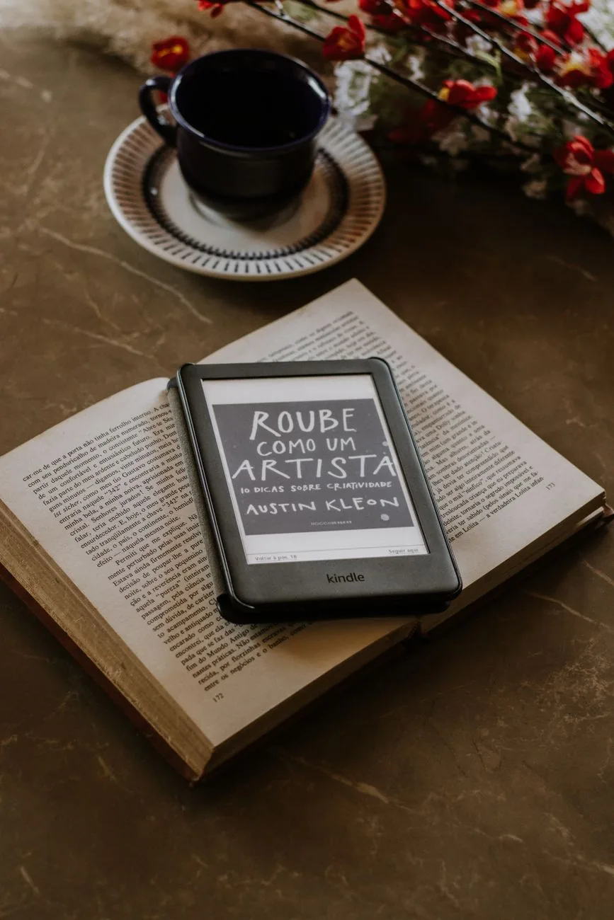 czytnik e-booków obok otwartej książki i kawy — Onyx Boox Note Air 3 — czego przy tym sprzęcie nie zrobimy