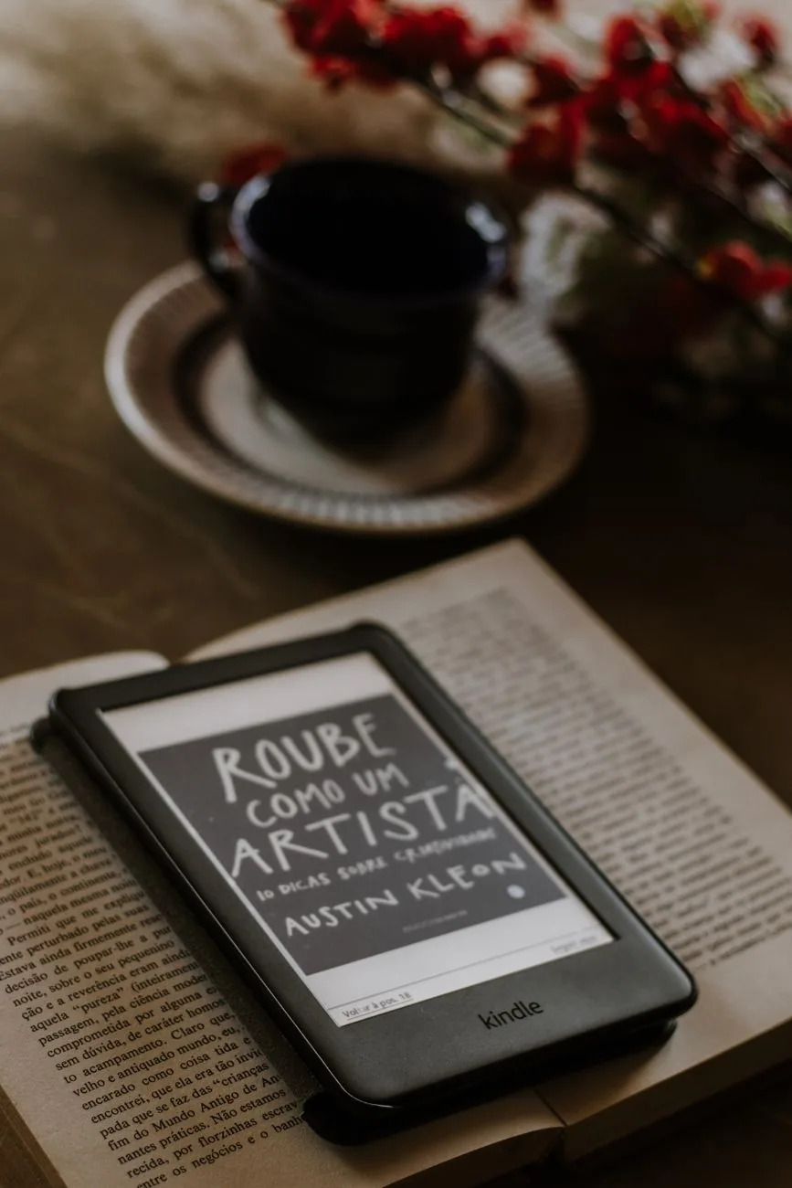 czytnik e-booków na otwartej książce obok filiżanki — Onyx Boox Page w zgłoszeniu — jak odpowiadamy i co radzimy