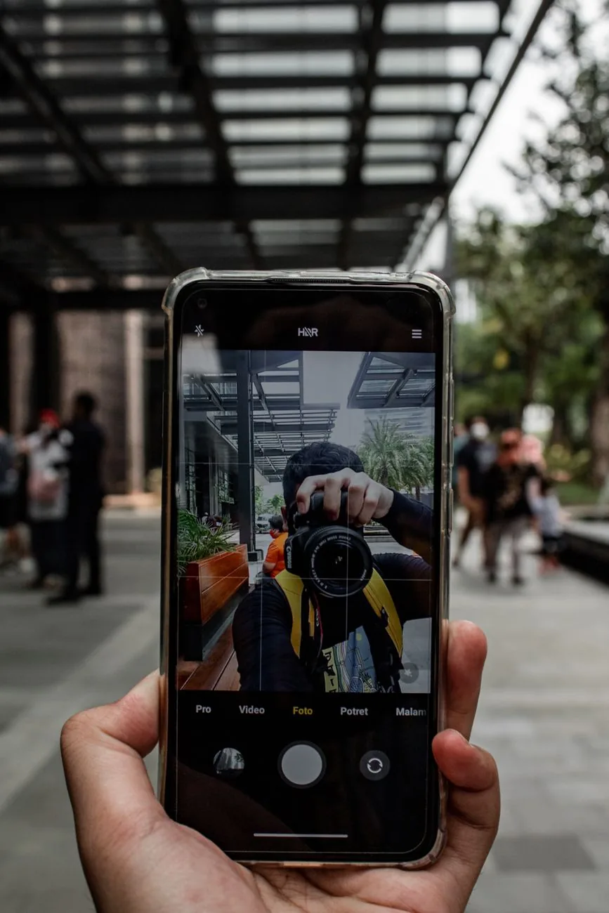smartfon skierowany na miejską zabudowę w trybie hdr — OPPO A15 — czego przy tym sprzęcie nie zrobimy