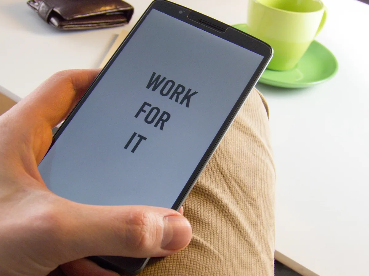 dłoń pisząca wiadomość na smartfonie w kawiarni — OPPO A16 w zgłoszeniu — jak odpowiadamy i co radzimy